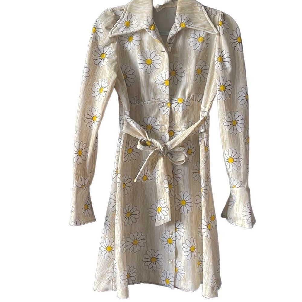 DONATING SOON! Vintage 70’s Mod Daisy Print Shirt Dress